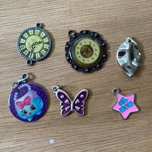 6 Charms with different decor in good condition